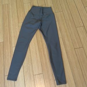 Alo leggings, size 6 in gravelstone.